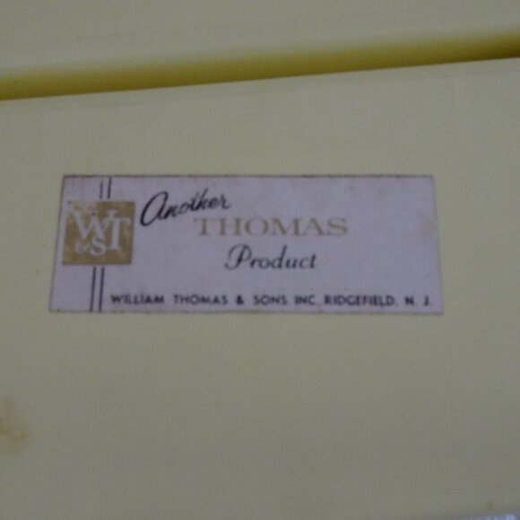 MCM Sewing Box Filled With VTG Thread & Notions William Thomas Plastic Latched - Picture 11 of 11